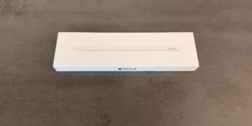 iPhone Duo Apple Pencil: Verpackung eines Apple Pencil mit Abbildung des Stifts auf einer grauen Steinoberfläche