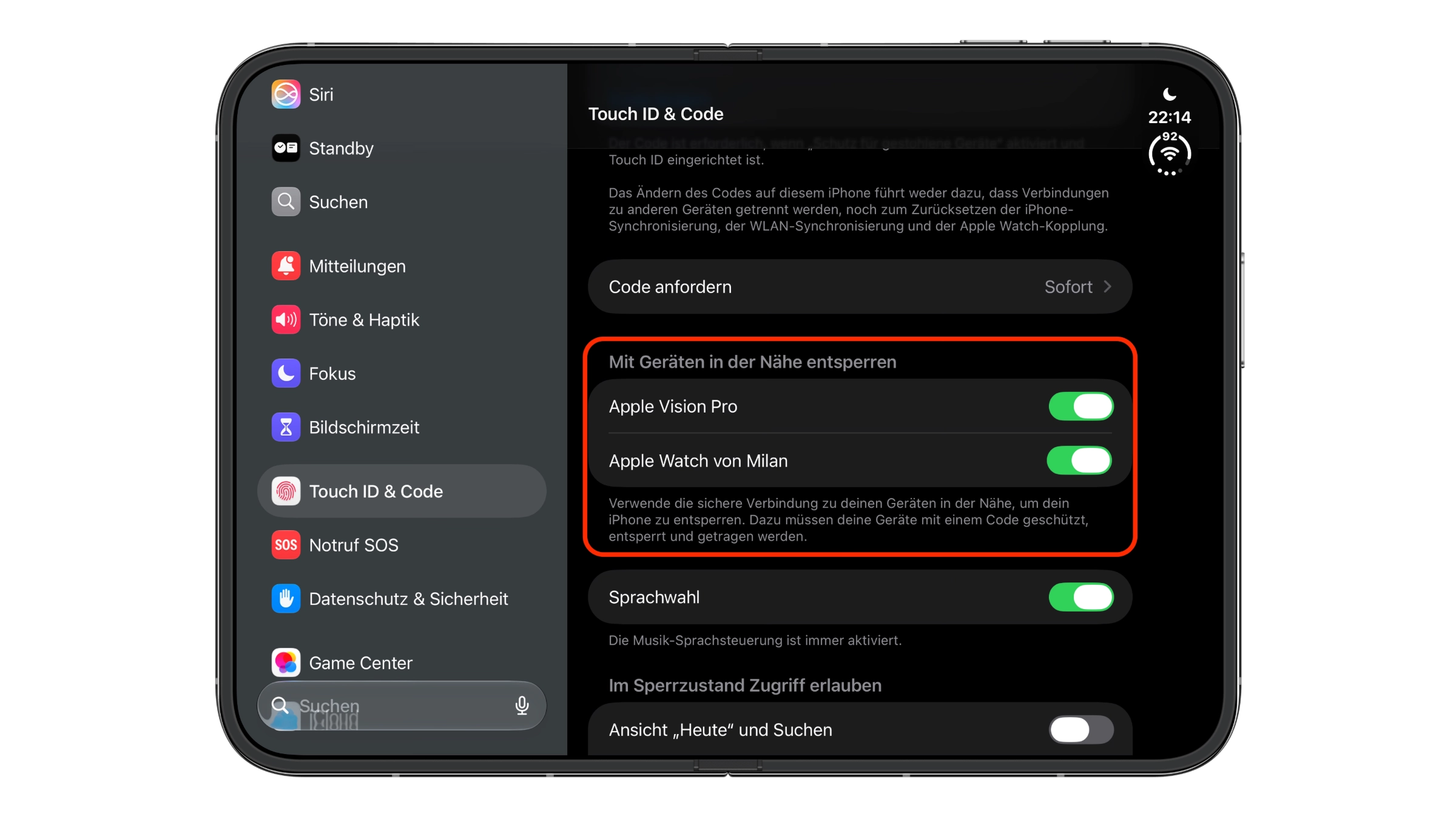iPhone Duo mit Apple Watch entsperren: Einstellungen unter Touch ID & Code mit dem Bereich „Mit Geräten in der Nähe entsperren“, eingeschaltet für Apple Vision Pro und Apple Watch