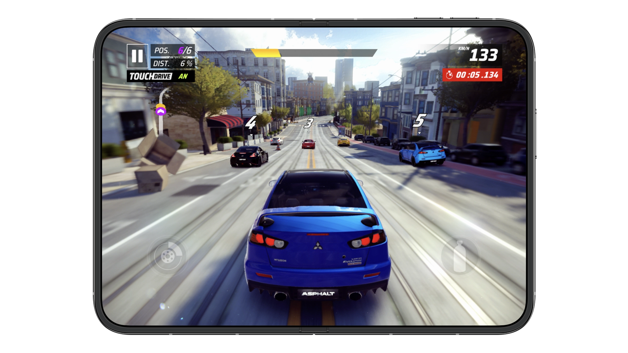 Asphalt Legends gehört zu den angepassten iPhone Duo Apps und füllt beim Rennen das gesamte Innendisplay des aufgeklappten iPhone Duo.