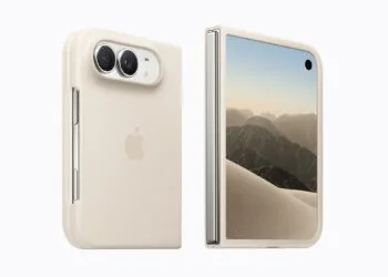 iPhone Duo Case in Sand: das zugeklappte iPhone Duo in der Apple-Hülle, links die Rückseite mit Doppelkamera und Apple-Logo, rechts das Außendisplay mit Wüstenmotiv