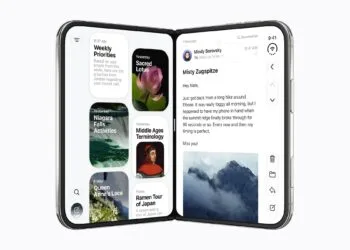 iPhone Duo Test: Aufgeklapptes iPhone Duo, auf dem Innendisplay links eine Übersicht und rechts eine geöffnete E-Mail mit Bergfoto