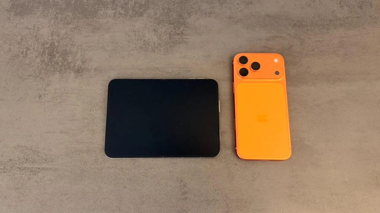 iPhone Duo aufgeklappt neben einem iPhone 17 Pro Max in Orange, erster Eindruck vom Größenunterschied der Displays