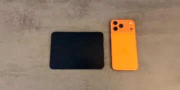 iPhone Duo aufgeklappt neben einem iPhone 17 Pro Max in Orange, erster Eindruck vom Größenunterschied der Displays