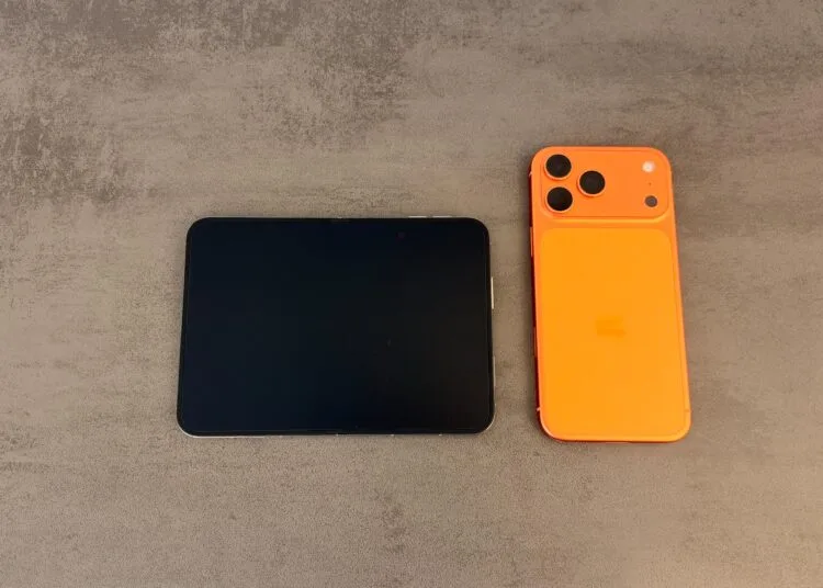 iPhone Duo aufgeklappt neben einem iPhone 17 Pro Max in Orange, erster Eindruck vom Größenunterschied der Displays