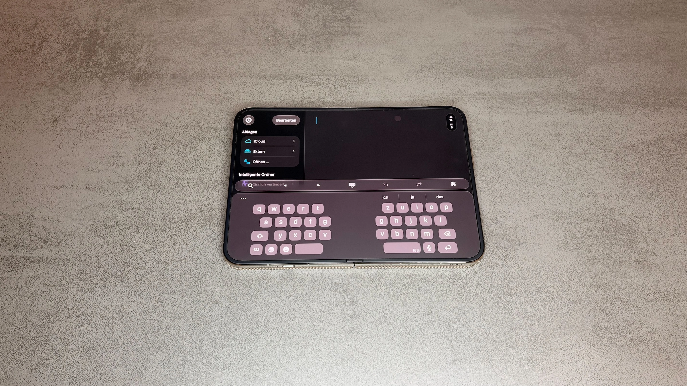 iPhone Duo aufgeklappt im Querformat mit geteilter Tastatur auf dem Innendisplay, ein Highlight beim ersten Eindruck