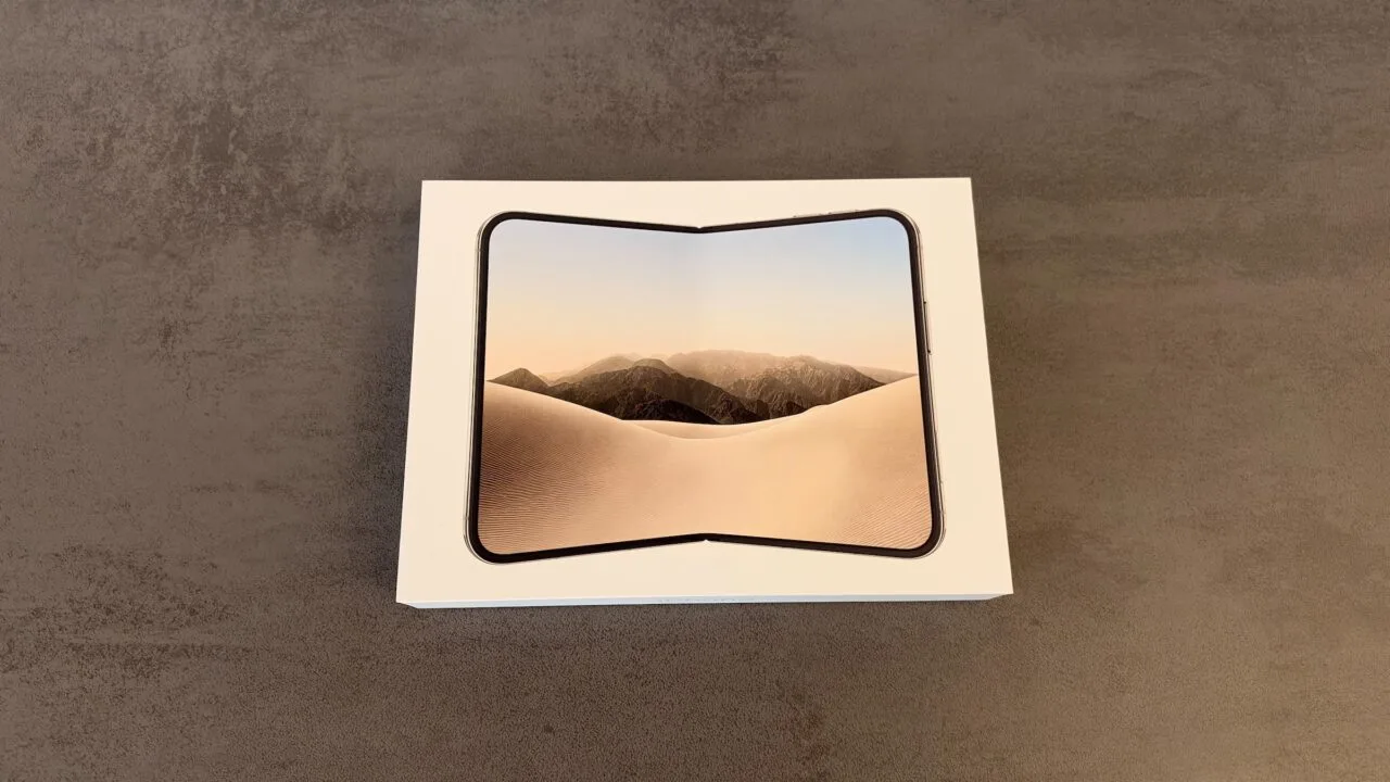 iPhone Duo Marktanteil: Verpackung des iPhone Duo mit dem aufgeklappten Gerät auf dem Deckel, liegend auf einem grauen Tisch