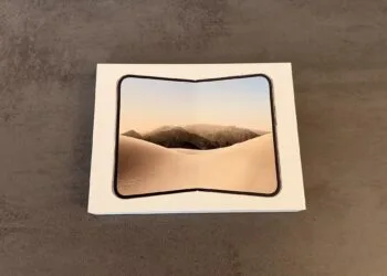 iPhone Duo Marktanteil: Verpackung des iPhone Duo mit dem aufgeklappten Gerät auf dem Deckel, liegend auf einem grauen Tisch