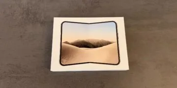 iPhone Duo Marktanteil: Verpackung des iPhone Duo mit dem aufgeklappten Gerät auf dem Deckel, liegend auf einem grauen Tisch