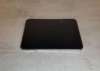 iPhone Duo Innendisplay: das aufgeklappte iPhone Duo liegt flach auf einem grauen Tisch, das Display ist ausgeschaltet