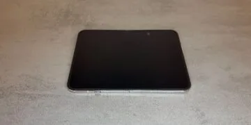 iPhone Duo Innendisplay: das aufgeklappte iPhone Duo liegt flach auf einem grauen Tisch, das Display ist ausgeschaltet