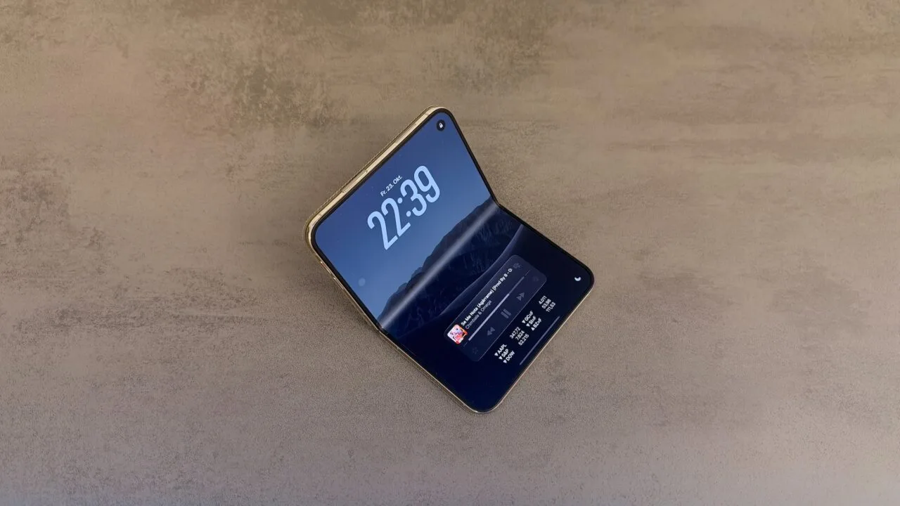 iPhone Duo Display Riss: intaktes, halb aufgeklapptes iPhone Duo auf einer Steinoberfläche, die Faltlinie des Innendisplays zeichnet sich im Licht als heller Streifen ab
