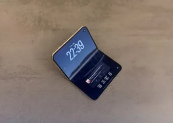 iPhone Duo Display Riss: intaktes, halb aufgeklapptes iPhone Duo auf einer Steinoberfläche, die Faltlinie des Innendisplays zeichnet sich im Licht als heller Streifen ab