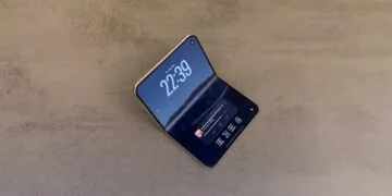 iPhone Duo Display Riss: intaktes, halb aufgeklapptes iPhone Duo auf einer Steinoberfläche, die Faltlinie des Innendisplays zeichnet sich im Licht als heller Streifen ab
