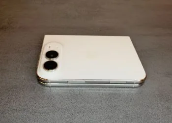 iPhone Duo Kamera-Vorschau: das zugeklappte iPhone Duo in Weiß liegt auf einem grauen Tisch, oben links die beiden rückseitigen Kameras
