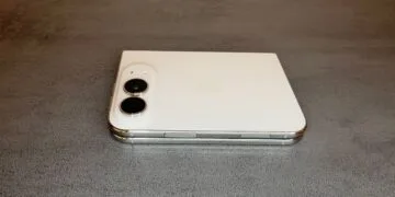 iPhone Duo Kamera-Vorschau: das zugeklappte iPhone Duo in Weiß liegt auf einem grauen Tisch, oben links die beiden rückseitigen Kameras