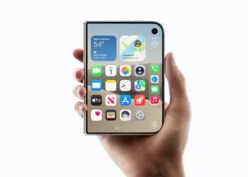 iPhone Duo Liefertermin: zugeklapptes iPhone Duo in einer Hand mit Home-Bildschirm auf dem Außendisplay