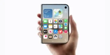 iPhone Duo Liefertermin: zugeklapptes iPhone Duo in einer Hand mit Home-Bildschirm auf dem Außendisplay