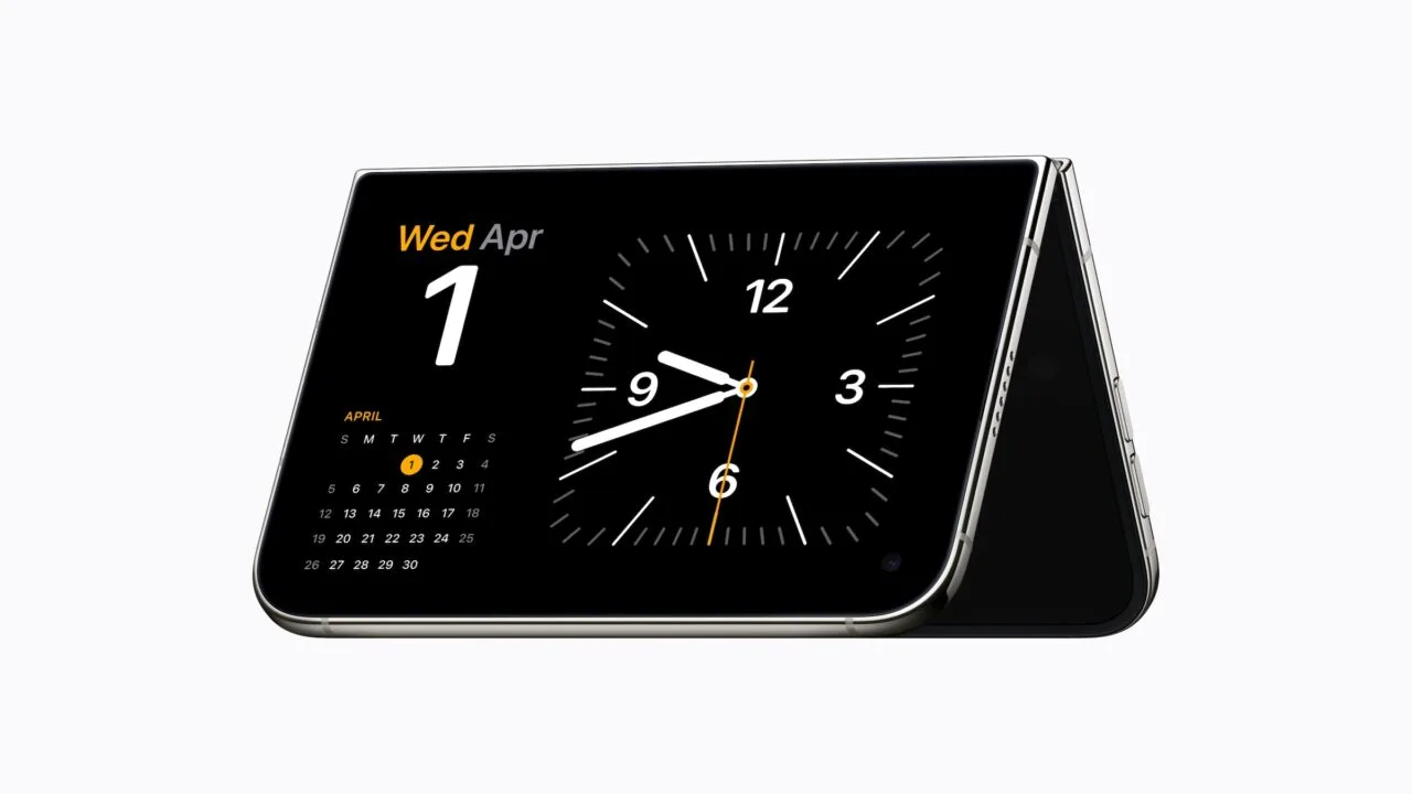 iPhone Duo Nachfrage: Das faltbare iPhone steht halb aufgeklappt wie ein Zelt und zeigt im Standby eine Uhr und einen Kalender