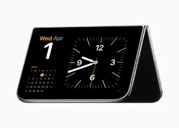 iPhone Duo Nachfrage: Das faltbare iPhone steht halb aufgeklappt wie ein Zelt und zeigt im Standby eine Uhr und einen Kalender