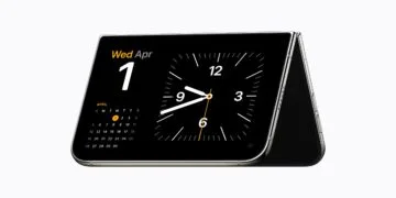 iPhone Duo Nachfrage: Das faltbare iPhone steht halb aufgeklappt wie ein Zelt und zeigt im Standby eine Uhr und einen Kalender