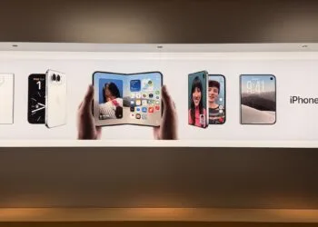 iPhone Duo ohne Vorbestellung: Werbebanner im Apple Store mit dem iPhone Duo zugeklappt, aufgeklappt in zwei Händen und bei einem Videoanruf, rechts der Schriftzug