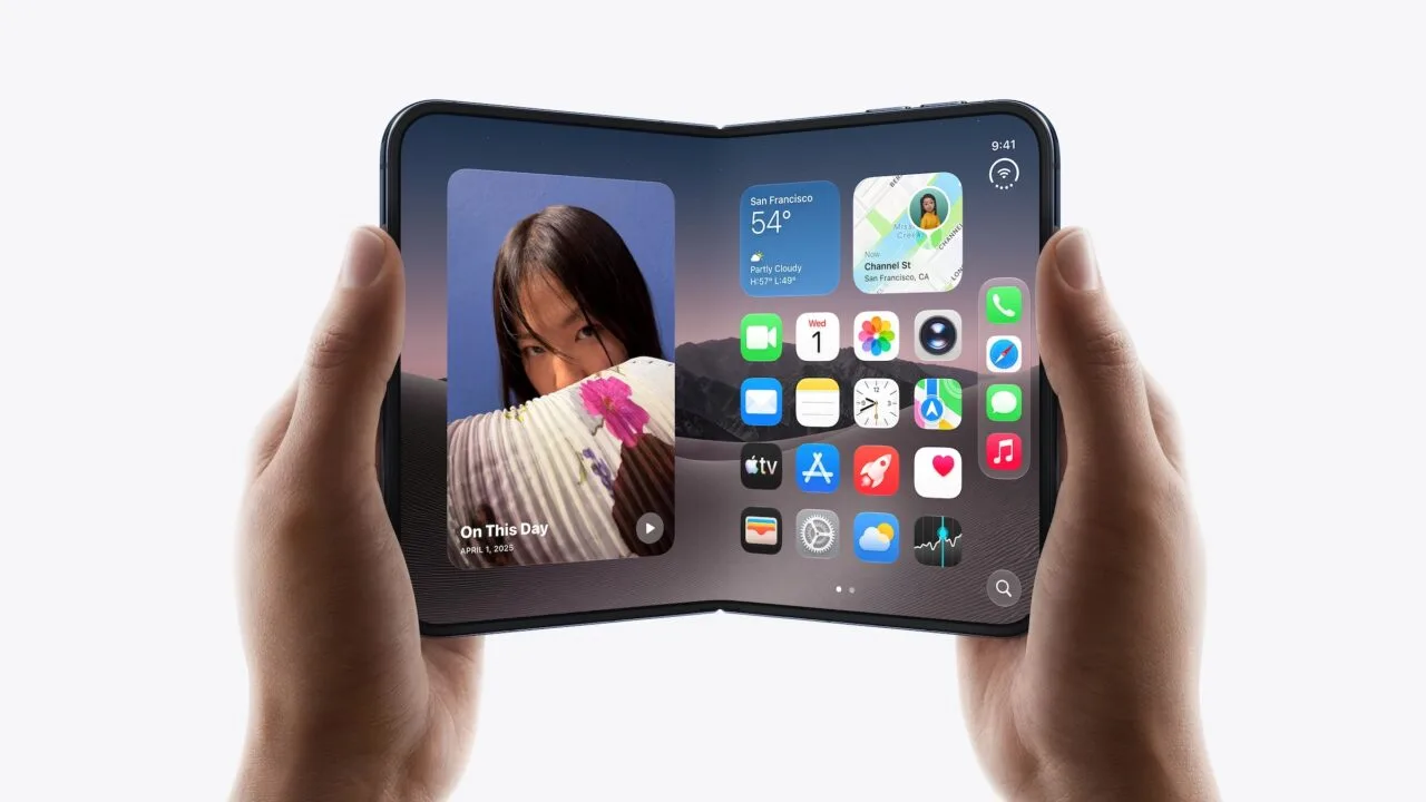 Aufgeklapptes iPhone Duo im Querformat in zwei Händen mit Home-Bildschirm, Apple soll die Produktion des iPhone Duo erhöhen