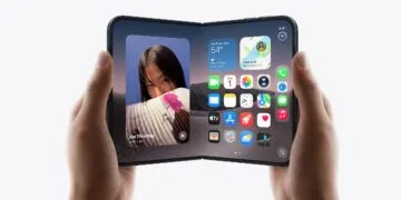 Aufgeklapptes iPhone Duo im Querformat in zwei Händen mit Home-Bildschirm, Apple soll die Produktion des iPhone Duo erhöhen