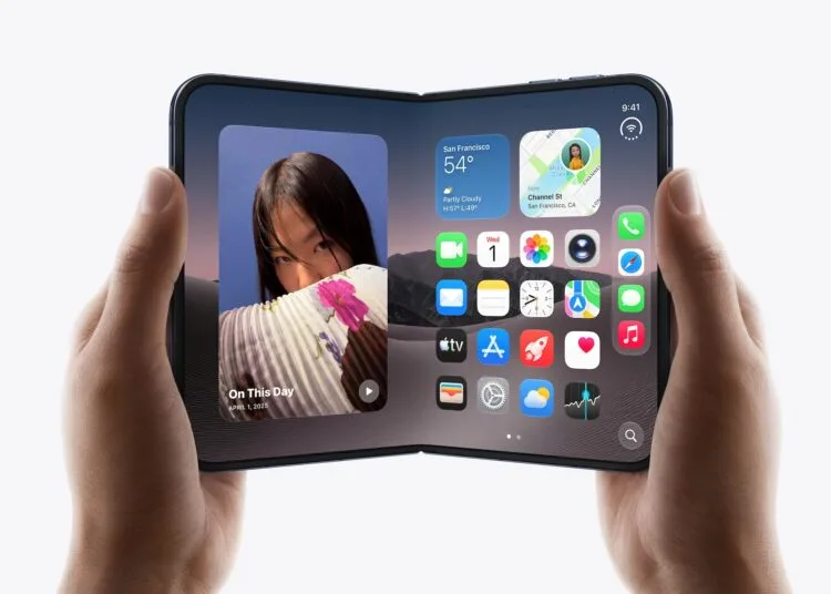 Aufgeklapptes iPhone Duo im Querformat in zwei Händen mit Home-Bildschirm, Apple soll die Produktion des iPhone Duo erhöhen