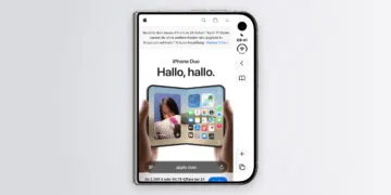 iPhone Duo Safari auf dem Außendisplay: Die Website von Apple füllt nur die linke Fläche, rechts davon liegt die senkrechte Leiste mit Uhrzeit und Bedienelementen.