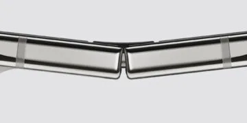 Nahaufnahme des Scharniers am leicht aufgeklappten iPhone Duo mit Gelenk zwischen den beiden Gehäusehälften