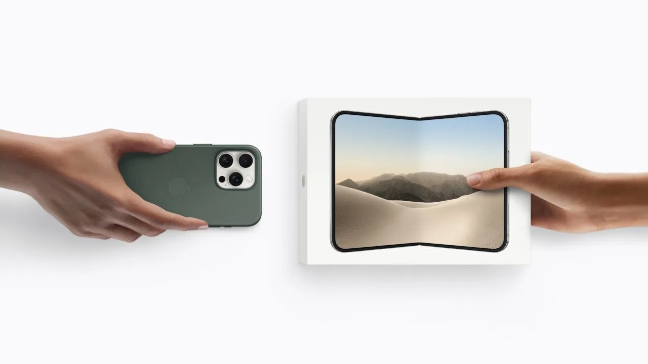 iPhone Duo Startplan: Eine Hand hält ein iPhone mit drei Kameras in grüner Hülle, die andere die Verpackung des iPhone Duo mit dem aufgeklappten Gerät auf dem Karton
