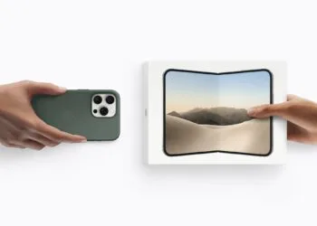 iPhone Duo Startplan: Eine Hand hält ein iPhone mit drei Kameras in grüner Hülle, die andere die Verpackung des iPhone Duo mit dem aufgeklappten Gerät auf dem Karton