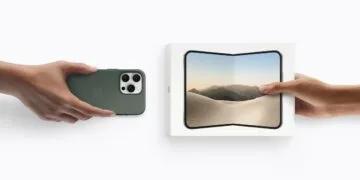 iPhone Duo Startplan: Eine Hand hält ein iPhone mit drei Kameras in grüner Hülle, die andere die Verpackung des iPhone Duo mit dem aufgeklappten Gerät auf dem Karton