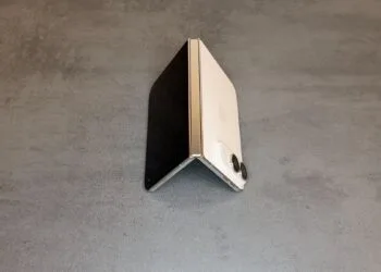 iPhone Duo Teardown: halb aufgeklapptes iPhone Duo in Sternenweiß, als Zelt aufgestellt, mit dem Scharnier in der Bildmitte