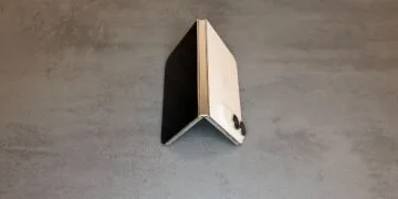 iPhone Duo Teardown: halb aufgeklapptes iPhone Duo in Sternenweiß, als Zelt aufgestellt, mit dem Scharnier in der Bildmitte