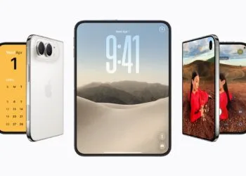 iPhone Duo in drei Ansichten: zugeklappt mit Kalender auf dem Außendisplay, aufgeklappt mit Sperrbildschirm und halb geöffnet mit Kamera, zum Verkaufsstart des iPhone Duo