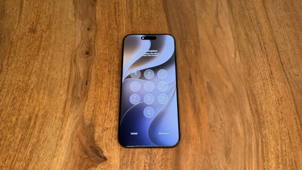 iPhone auf einem Holztisch nach einem Neustart mit der Aufforderung zur Code-Eingabe, dem Zustand, den GrayKey laut Hersteller umgehen soll