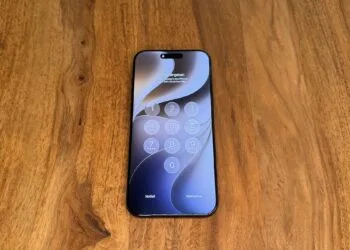 iPhone auf einem Holztisch nach einem Neustart mit der Aufforderung zur Code-Eingabe, dem Zustand, den GrayKey laut Hersteller umgehen soll