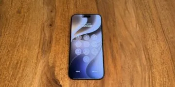 iPhone auf einem Holztisch nach einem Neustart mit der Aufforderung zur Code-Eingabe, dem Zustand, den GrayKey laut Hersteller umgehen soll
