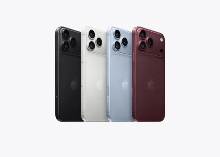 iPhone Marktanteil auf Rekordniveau: die aktuellen Pro-Modelle in Schwarz, Weiß, Hellblau und Burgunder nebeneinander von hinten