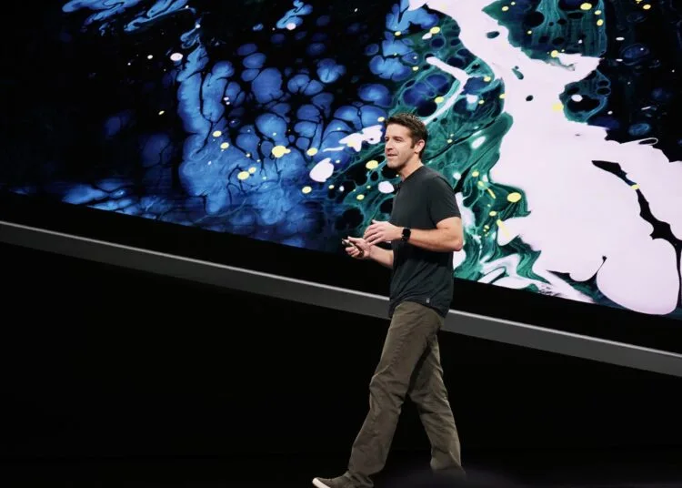 John Ternus Design: der heutige Apple-Chef auf der Bühne der Apple-Keynote im Oktober 2018 vor einem großen Display