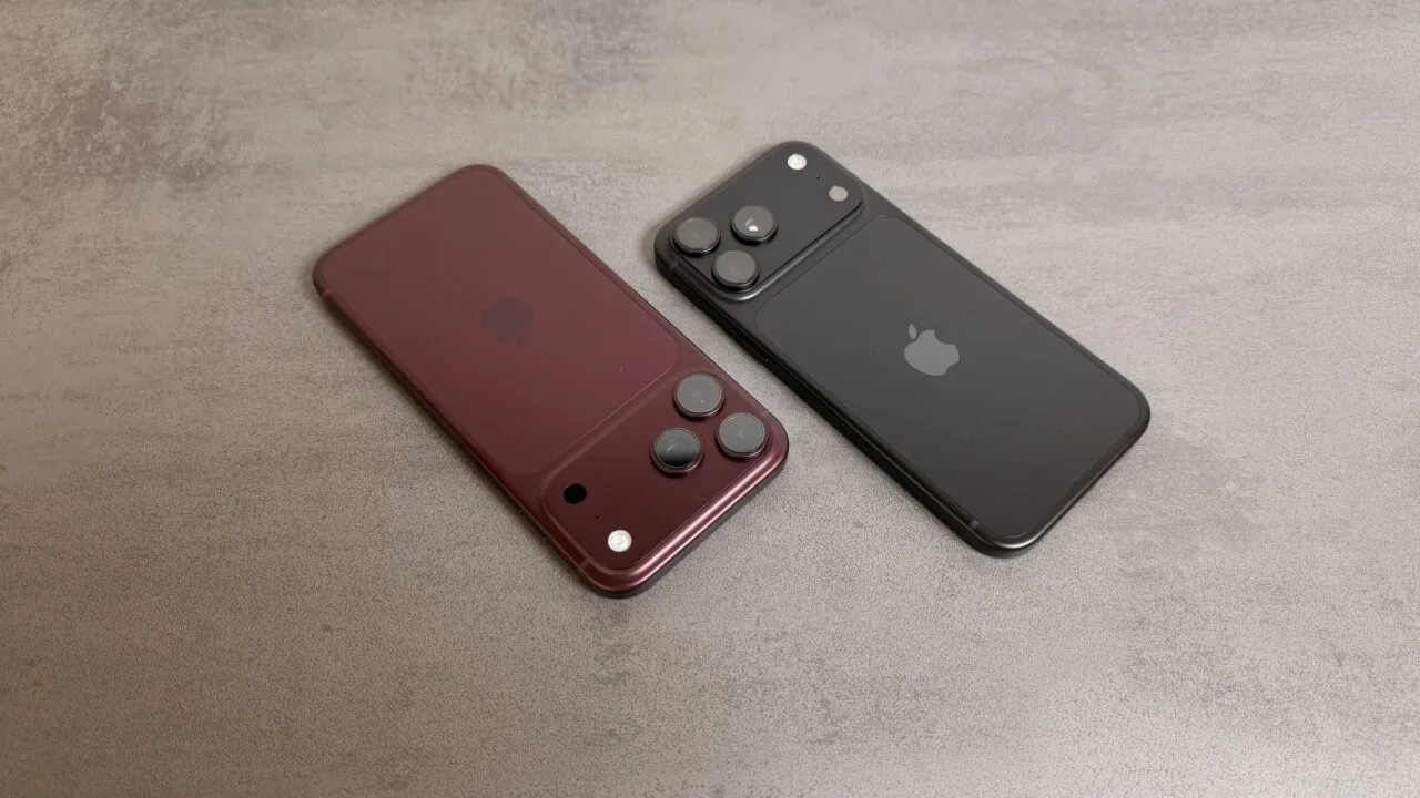 Apple-Kursziel von JP Morgan steigt trotz gemeldeter Kürzungen beim iPhone 18 Pro: zwei Geräte der Pro-Reihe in Burgunderrot und Schwarz von hinten auf grauem Steinuntergrund