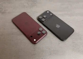 Apple-Kursziel von JP Morgan steigt trotz gemeldeter Kürzungen beim iPhone 18 Pro: zwei Geräte der Pro-Reihe in Burgunderrot und Schwarz von hinten auf grauem Steinuntergrund