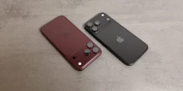 Apple-Kursziel von JP Morgan steigt trotz gemeldeter Kürzungen beim iPhone 18 Pro: zwei Geräte der Pro-Reihe in Burgunderrot und Schwarz von hinten auf grauem Steinuntergrund