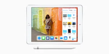 12-Zoll-MacBook veraltet: iPad der sechsten Generation in Silber mit Home-Taste, auf dem Display ein Foto mit Zeichnungen und die Dateien-App, darunter ein Apple Pencil