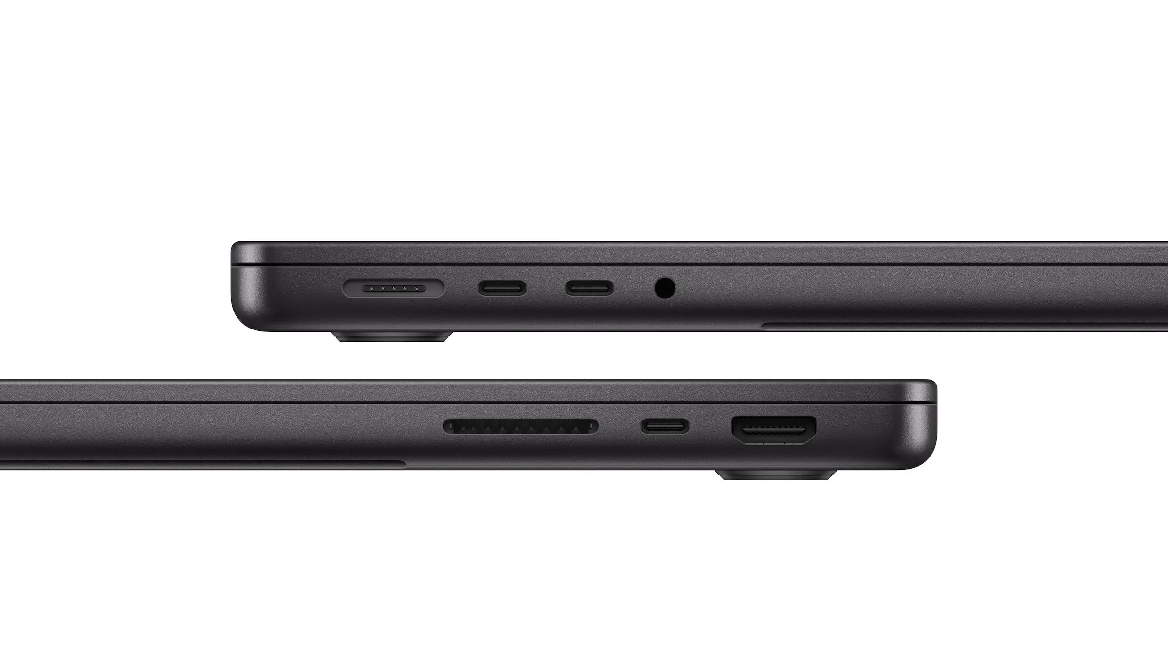Beide Seiten des MacBook Pro M6 in Space Schwarz mit MagSafe 3, Thunderbolt-Anschlüssen, Kopfhörerbuchse, SDXC-Steckplatz und HDMI