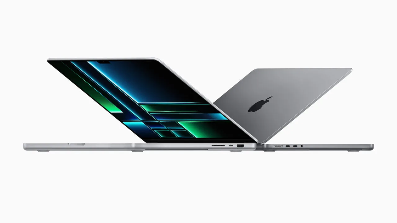 Zwei aufgeklappte MacBook Pro in Silber und Space Grau, eines mit Blick aufs Display – das MacBook Pro soll als Nächstes ein OLED-Display bekommen