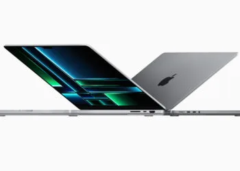 Zwei aufgeklappte MacBook Pro in Silber und Space Grau, eines mit Blick aufs Display – das MacBook Pro soll als Nächstes ein OLED-Display bekommen