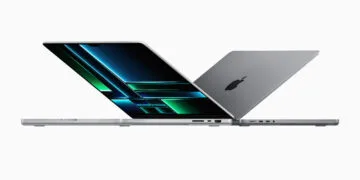 Zwei aufgeklappte MacBook Pro in Silber und Space Grau, eines mit Blick aufs Display – das MacBook Pro soll als Nächstes ein OLED-Display bekommen