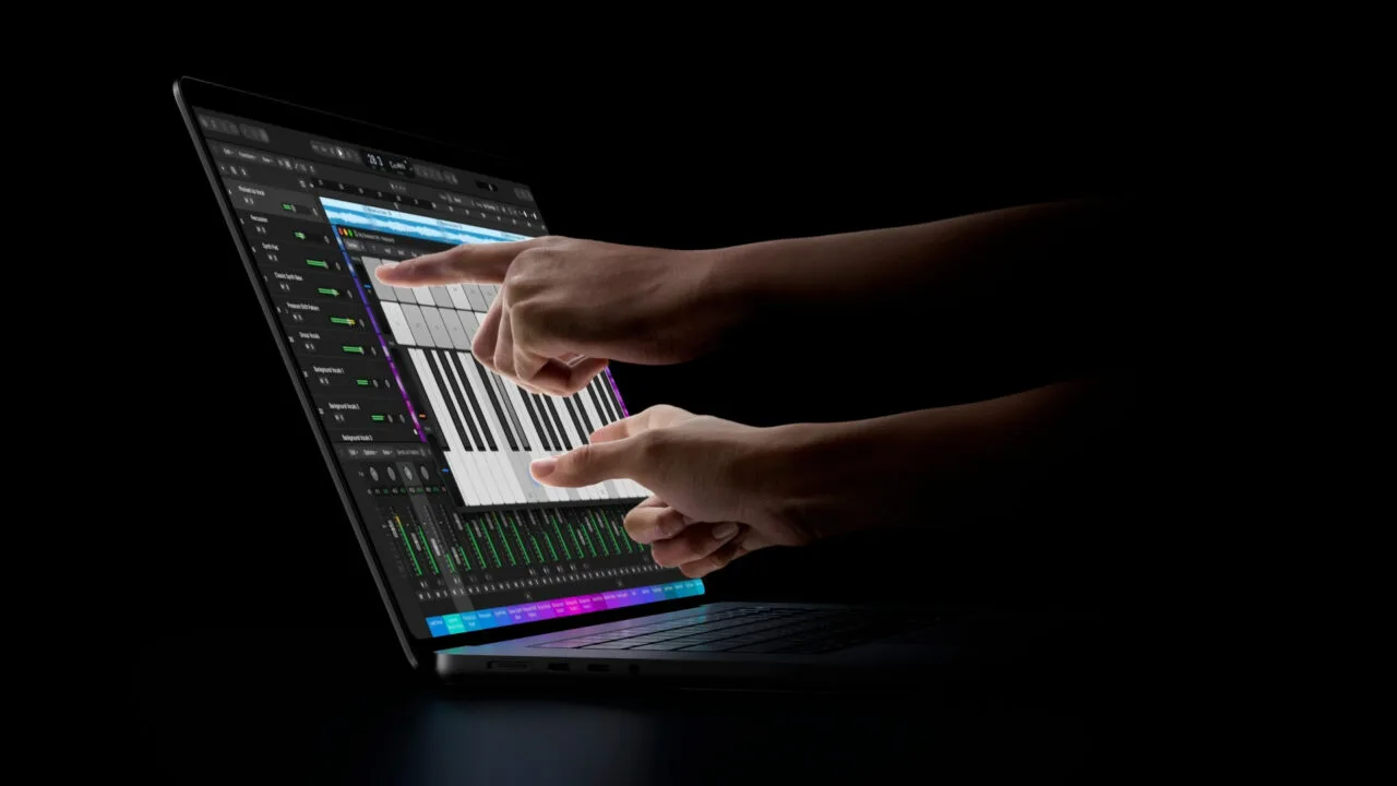 MacBook Pro Touch abschalten: Zwei Hände spielen auf dem Display eines MacBook Pro mit PROLED XDR Display eine Bildschirmtastatur in Logic Pro